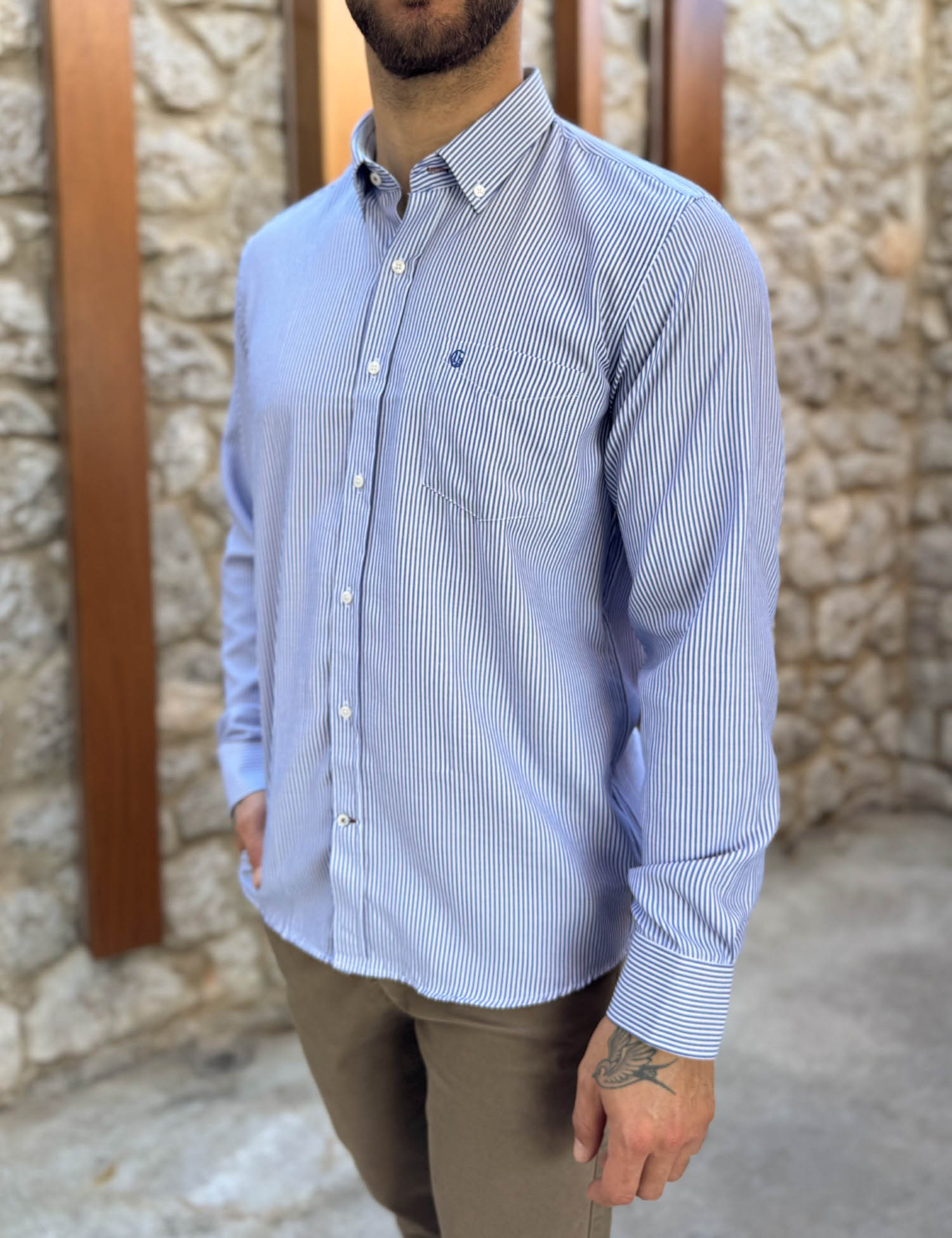 Ανδρικό μπλε ριγέ πουκάμισο με γιακά και τσέπη στο στήθος 562 φωτογραφία